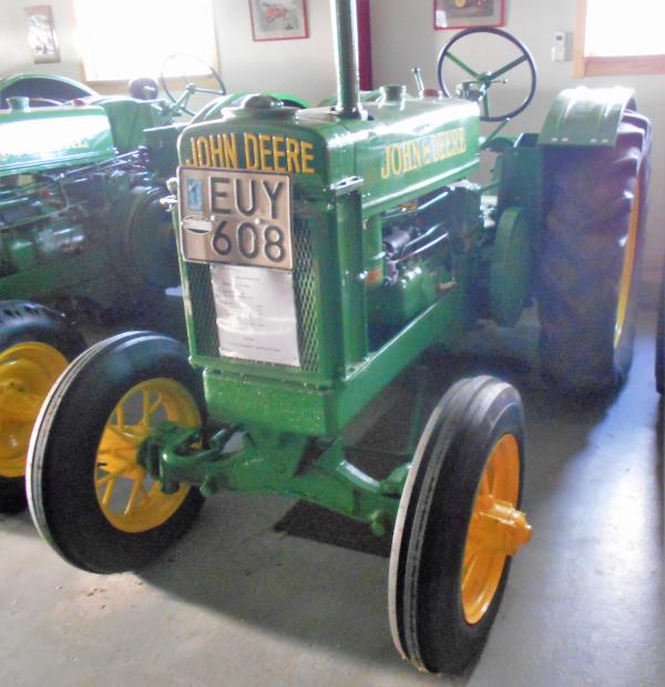 Veterantraktor - John Deere - BR, 1938, 2 cyl, fotogenmotor. Kommer ifrån skogen kring Älmhult. Moto...